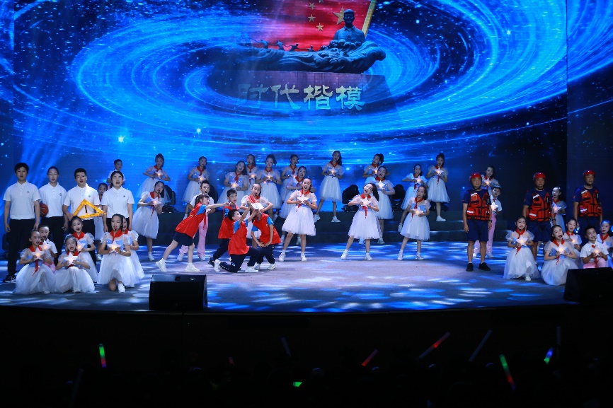 育才紅旭小學節(jié)目《仰望星空》。張源攝