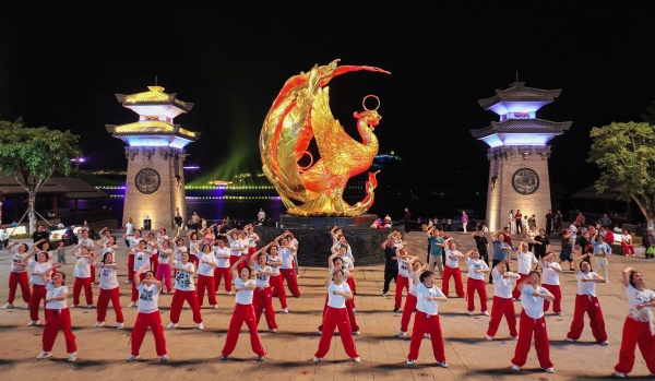 夜晚的“鳳鳴平都”雕塑旁人聲鼎沸。豐都縣委宣傳部供圖