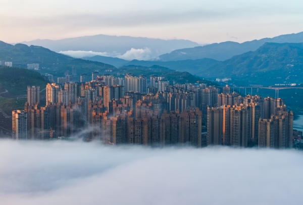 云霧中的豐都城區(qū)。王雄偉攝