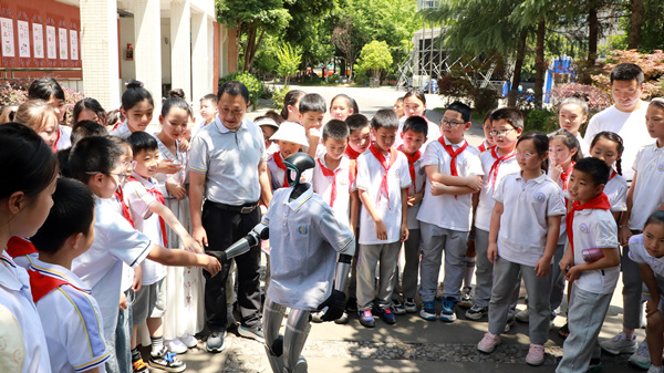 學(xué)生們與機(jī)器人互動(dòng)。校方供圖