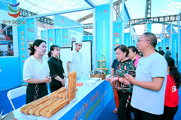市民在活動(dòng)現(xiàn)場(chǎng)品嘗、購(gòu)買美食?；顒?dòng)主辦方供圖