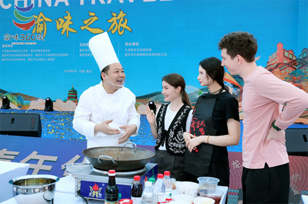 國(guó)際友人體驗(yàn)菜品制作?；顒?dòng)主辦方供圖