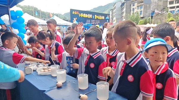 學(xué)生體驗鹽水浮雞蛋小實驗。校方供圖