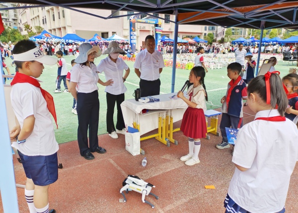 機器狗項目體驗區(qū)。校方供圖