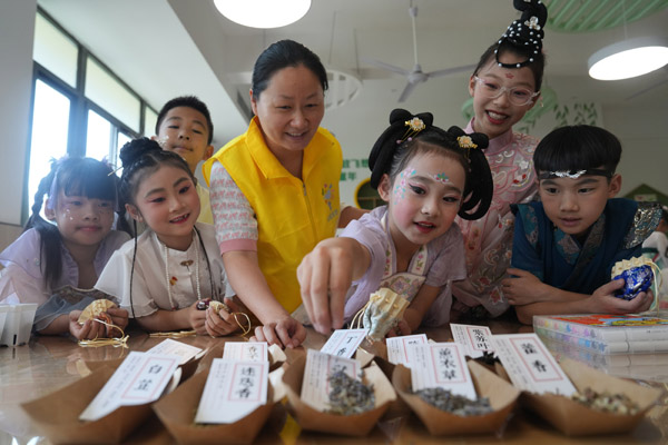 志愿者指導(dǎo)孩子們制作香囊。西南大學(xué)供圖