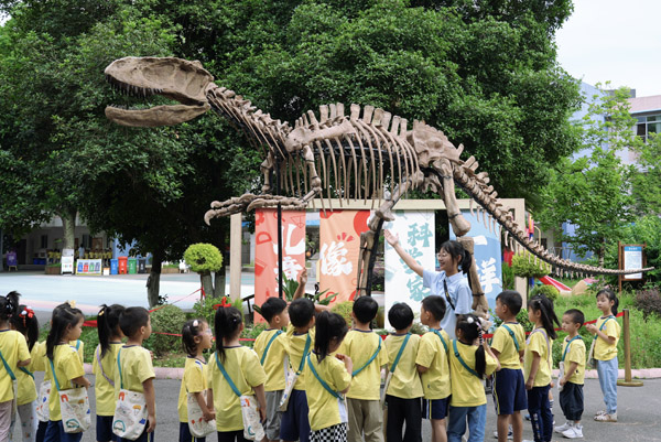 “恐龍考古”項(xiàng)目讓孩子們流連忘返。主辦方供圖