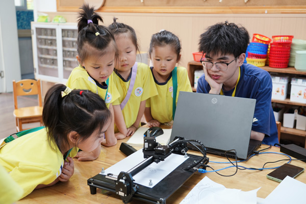 AI機(jī)械臂書寫。主辦方供圖