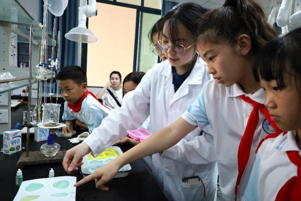 小朋友們在實驗室內(nèi)動手實驗。重慶師范大學(xué)供圖