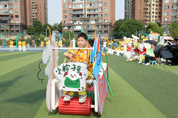 創(chuàng)意十足的旱地龍舟。付軍攝