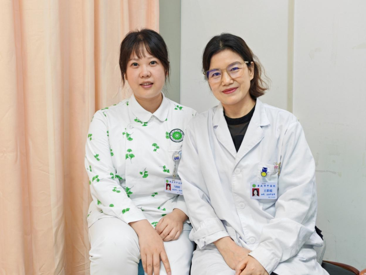 王彩霞與馬曉婷。重慶市中醫(yī)院供圖