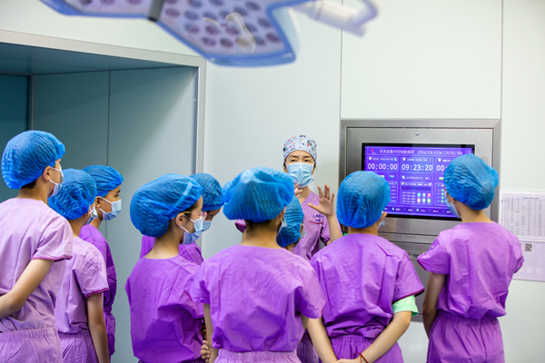 醫(yī)生為孩子們介紹手術(shù)室的數(shù)字化醫(yī)療設(shè)備。重慶醫(yī)科大學(xué)附屬第二醫(yī)院供圖
