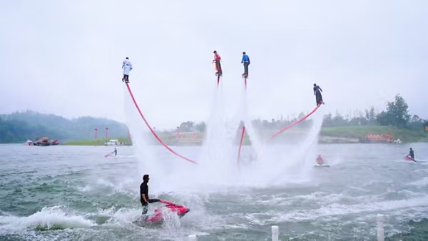 精彩水上表演。黃亞輝攝