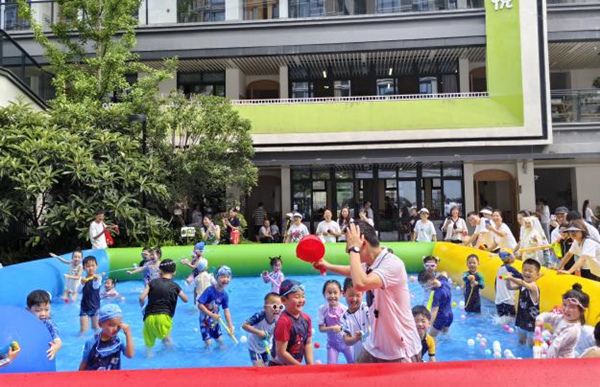 孩子們在室外玩水。悅來幼兒園供圖