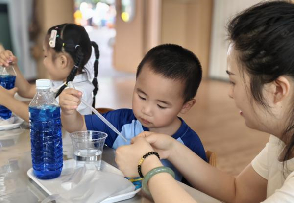 孩子們在老師的指導(dǎo)下做實驗。悅來幼兒園供圖