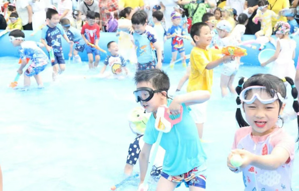 孩子們一起打水仗。重慶師范大學(xué)附屬幼兒園供圖