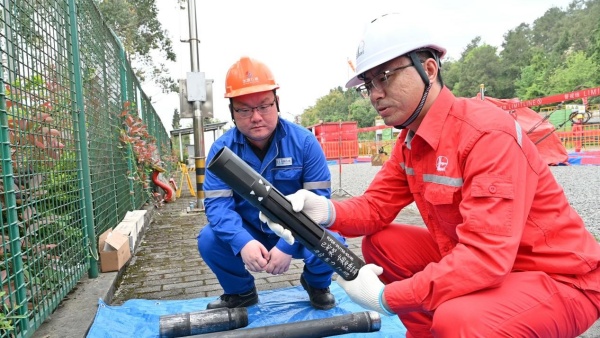 鄭瑞波檢查國產(chǎn)化防頂回式機械堵塞器。涪陵頁巖氣公司供圖