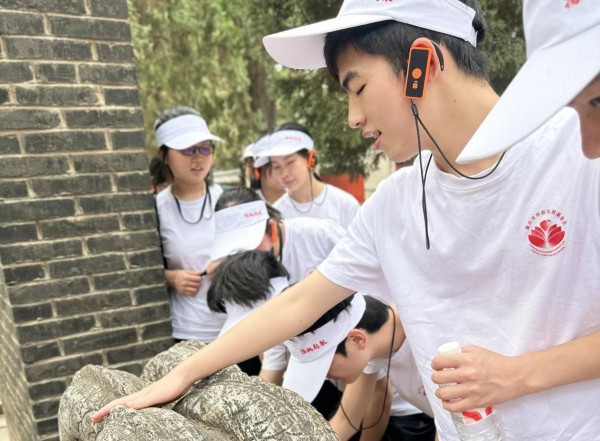 學子觸摸古文物。主辦方供圖