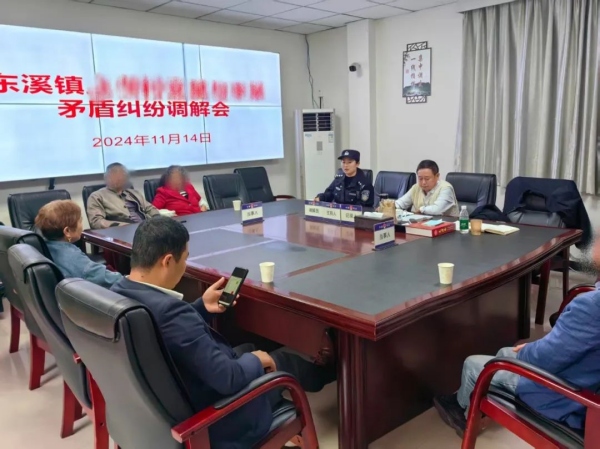 現(xiàn)場(chǎng)調(diào)解矛盾。受訪單位供圖