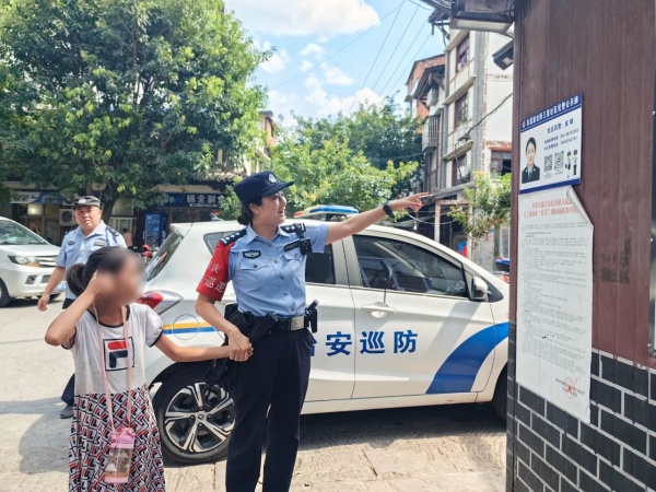 皮娟找到與外婆走失的女孩。受訪單位供圖