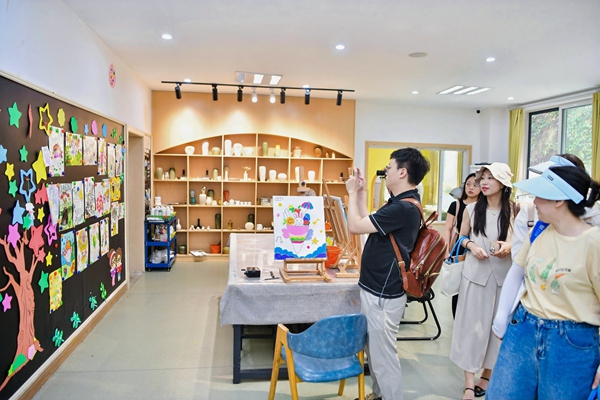 媒體一行參觀園內(nèi)教育康復(fù)樓等設(shè)施。重慶民政供圖