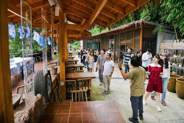 媒體一行參觀了解扎染工坊項目。重慶福彩供圖