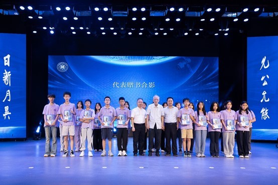 贈(zèng)書儀式現(xiàn)場(chǎng)。主辦方供圖