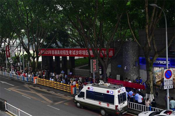 執(zhí)勤官兵以乘車巡邏同定點(diǎn)警戒相結(jié)合的方式，確保執(zhí)勤力量機(jī)動(dòng)靈活，在遇有突發(fā)情況時(shí)保證快速反應(yīng)。武警重慶總隊(duì)執(zhí)勤第二支隊(duì)供圖