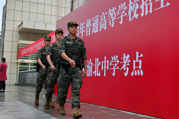 執(zhí)勤官兵以乘車巡邏同定點(diǎn)警戒相結(jié)合的方式，確保執(zhí)勤力量機(jī)動(dòng)靈活，在遇有突發(fā)情況時(shí)保證快速反應(yīng)。武警重慶總隊(duì)執(zhí)勤第二支隊(duì)供圖