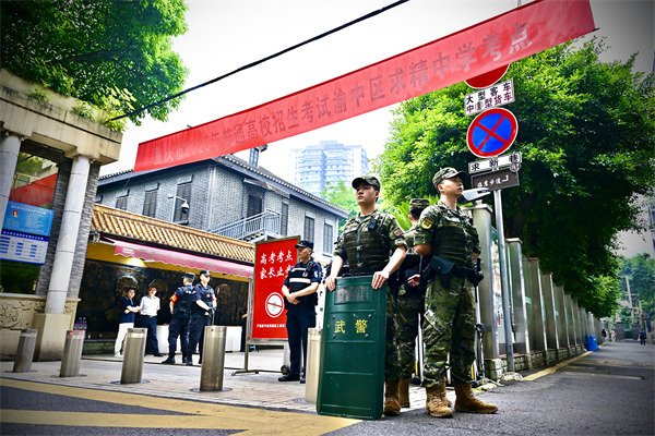 莘莘學(xué)子趕赴高考考場，身負(fù)高考警衛(wèi)重任的執(zhí)勤官兵也奮斗在他們的“趕考”路上。武警重慶總隊(duì)執(zhí)勤第二支隊(duì)供圖