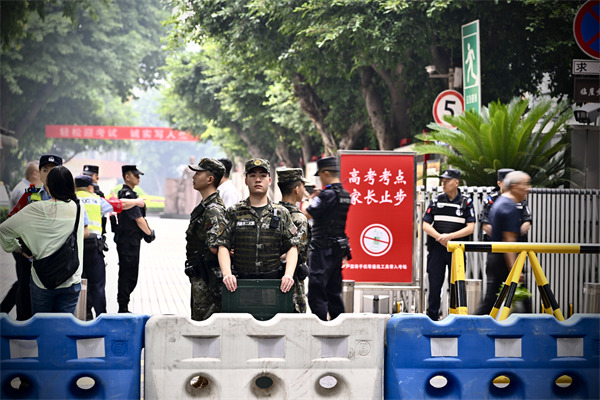 莘莘學(xué)子趕赴高考考場，身負(fù)高考警衛(wèi)重任的執(zhí)勤官兵也奮斗在他們的“趕考”路上。武警重慶總隊(duì)執(zhí)勤第二支隊(duì)供圖