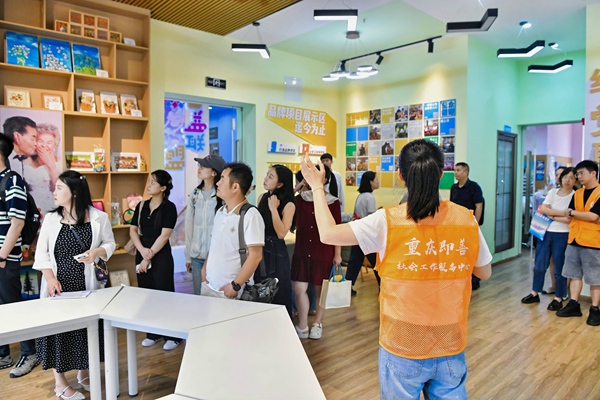 媒體一行走進(jìn)南岸區(qū)彈子石街道，了解福彩公益金支持社區(qū)發(fā)展實(shí)效。重慶福彩供圖