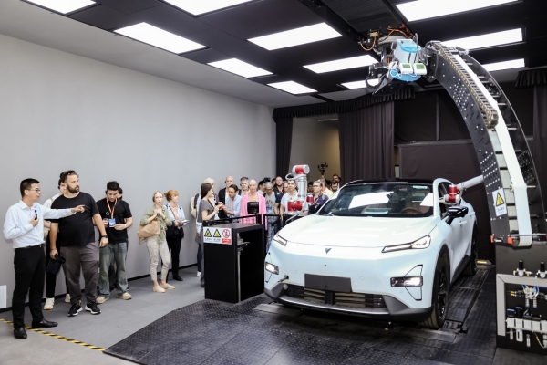 歐洲媒體參觀參觀長(zhǎng)安汽車全球研發(fā)中心。長(zhǎng)安汽車供圖