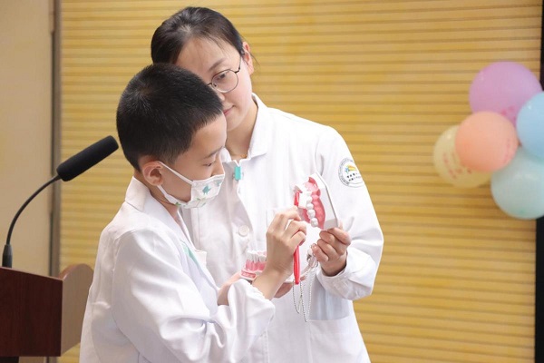 5月31日，“小醫(yī)生”們學習正確的刷牙方式。重醫(yī)附屬大學城醫(yī)院供圖