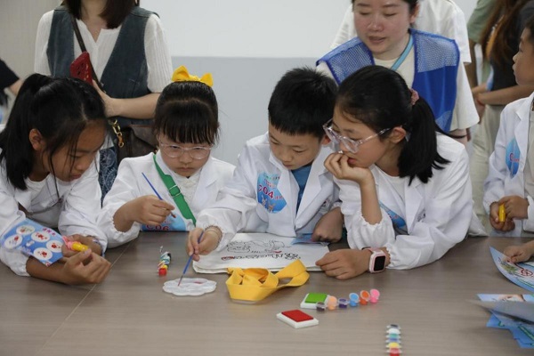 6月8日，孩子們?yōu)椤敖刮鼰煛杯h(huán)保袋涂鴉。付軍攝