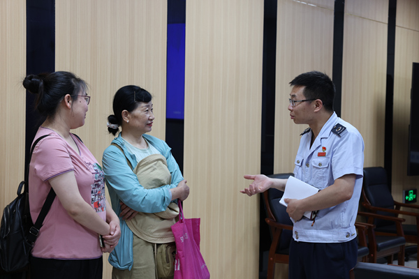 活動結束后，巫山縣稅務局工作人員解答涉稅專業(yè)服務機構代表問題。余琦攝