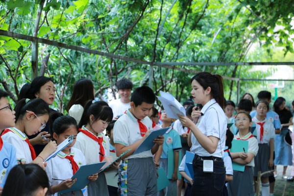 老師現(xiàn)場(chǎng)講解并提問。張?jiān)磾z