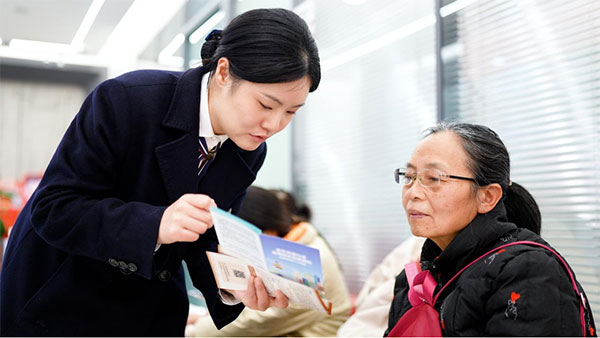 講解金融知識(shí)。工行重慶市分行供圖