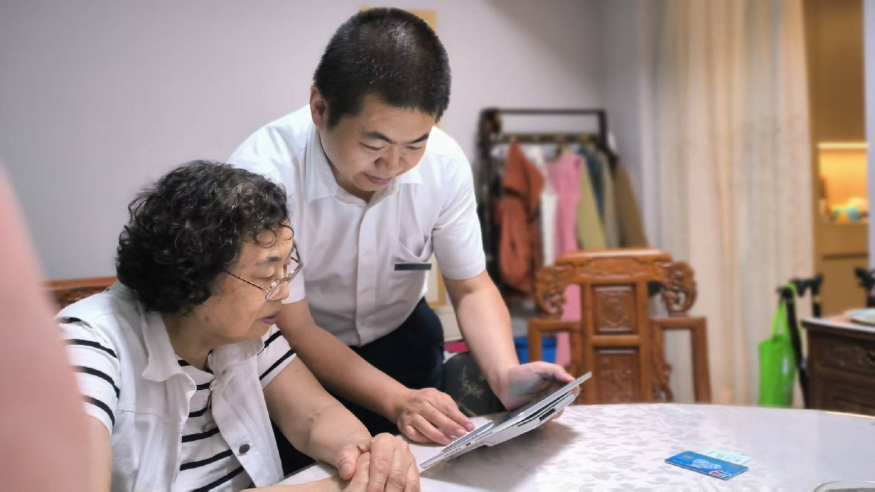 主動(dòng)為老年群體提供上門服務(wù)。民生銀行重慶分行供圖