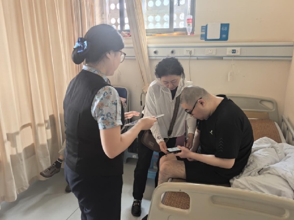 工作人員提供上門服務(wù)。民生銀行重慶分行供圖