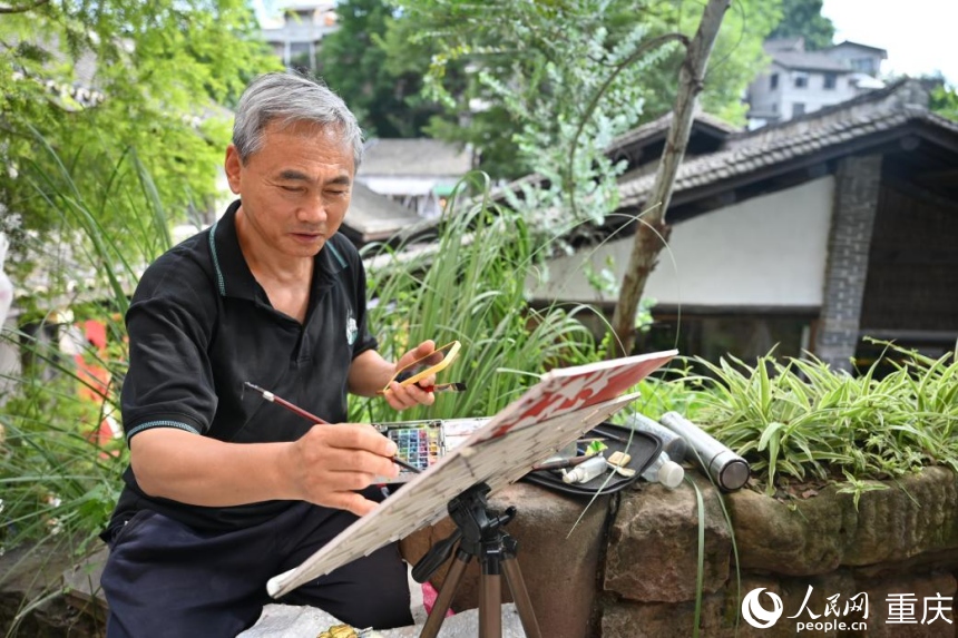 行進(jìn)中國(guó)丨山城江岸，消費(fèi)起新風(fēng)“上新街站到了，請(qǐng)下車的乘客帶好隨身物品，從左側(cè)車門……”地鐵剛停穩(wěn)，趙建軍擰起畫具箱，起身走出車廂，從地鐵站一號(hào)出口出來(lái)……