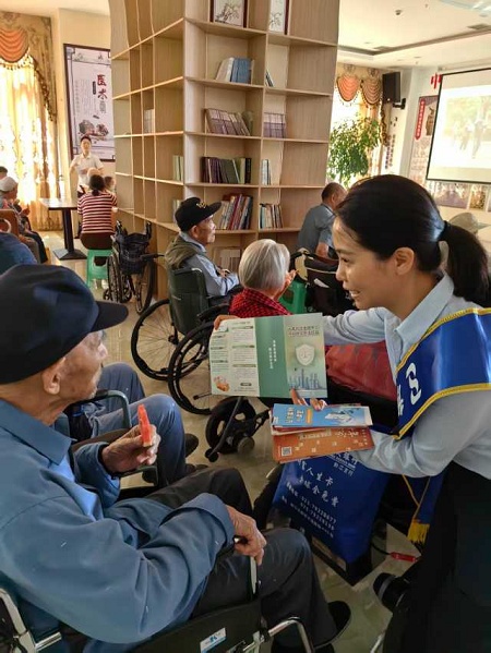 向老年群體開展金融知識(shí)宣講。浦發(fā)銀行重慶分行供圖