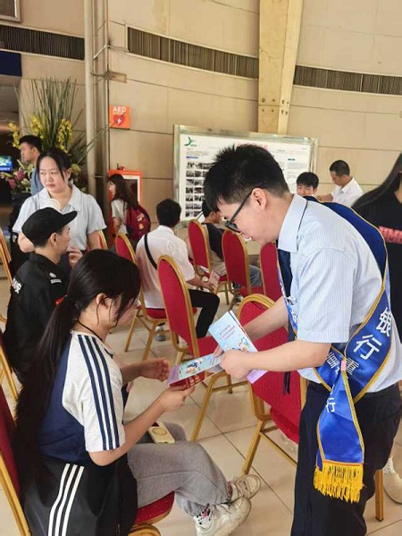 面對面講解金融知識(shí)。浦發(fā)銀行重慶分行供圖