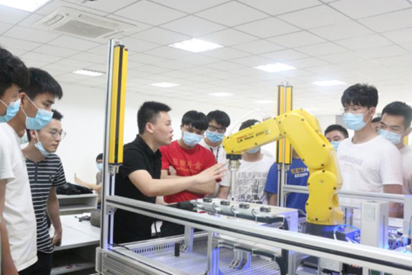 企業(yè)工程師進實踐課堂。重慶工程學院供圖