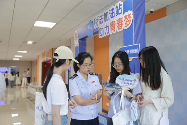 雙選會現(xiàn)場，稅務(wù)人員向畢業(yè)生講解就業(yè)創(chuàng)業(yè)相關(guān)稅收政策。吳玉珂攝