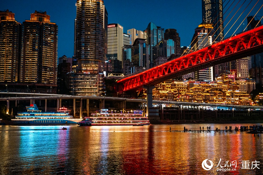 從江北區(qū)遠(yuǎn)眺渝中區(qū)洪崖洞夜景。人民網(wǎng) 鄒樂(lè)攝