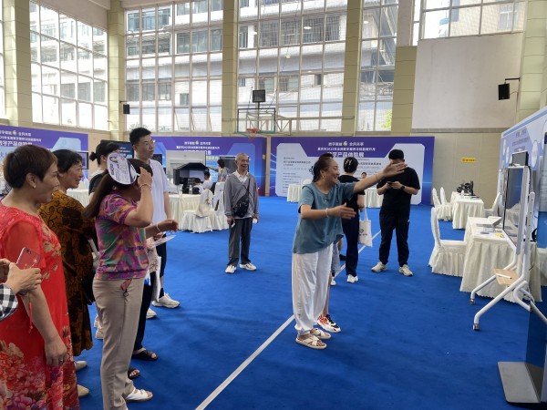 6月14日，前來觀展的市民正在互動體驗。主辦方供圖