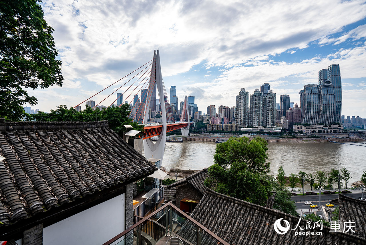 從下浩里老街遠(yuǎn)眺渝中半島。人民網(wǎng)記者 許崢攝