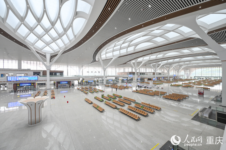 重慶東站候車大廳，屋頂的天窗造型宛若長江與嘉陵江兩江匯流及水紋交織，寓意山水相連、廣闊通達。人民網 鄒樂攝
