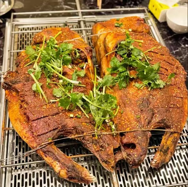 駿都源烤牛頭。渝北區(qū)商務(wù)委供圖