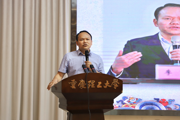 南岸區(qū)委黨校干部李飛講述援藏故事。重慶理工大學(xué)供圖